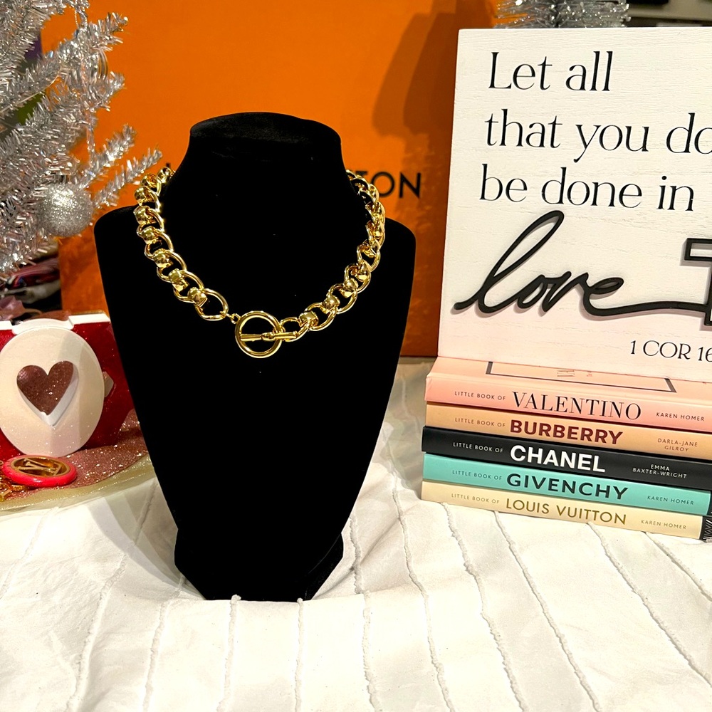 NWOT gold choker with thick chain necklace. Classic and stylish.